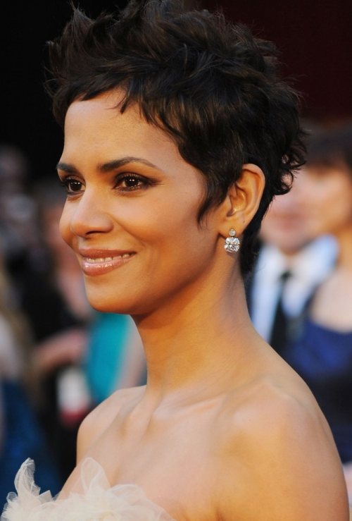halle berry oscars 2011 images. Halle Berry 2011 Oscars