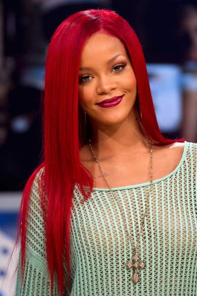 Rihanna debuts long red hair