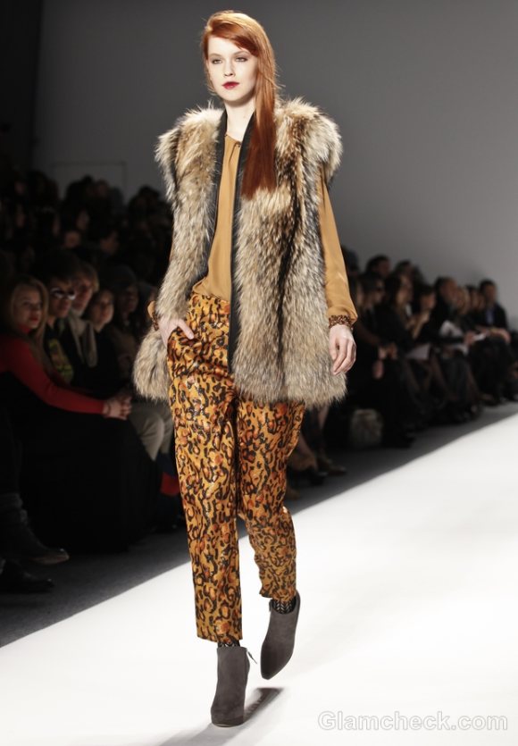 How-to-wear-animal-prints-leopard-print-pants
