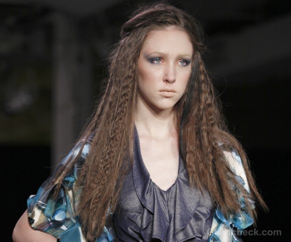 middle-parting with loosely crimped hairstyle how to Tam To-Nya s-s-2012